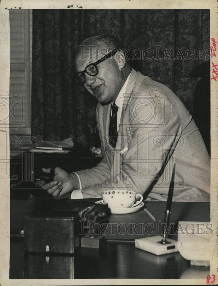 1964 Press Photo Edwin Nyquist, acting Commissioner of Education at his desk - Historic Images