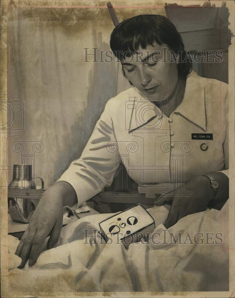 1972 Press Photo Nurse checks coronary patient, St. Peter's Hospital, Albany, NY-Historic Images