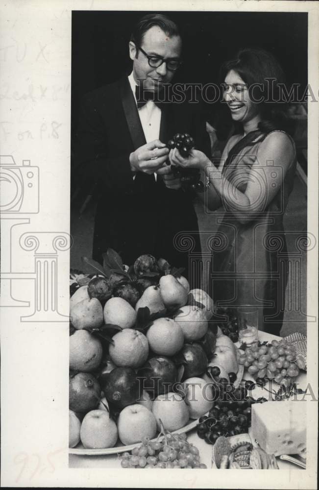 1971 Press Photo Dr William Peterson and Mrs Howard Netter share some grapes - Historic Images