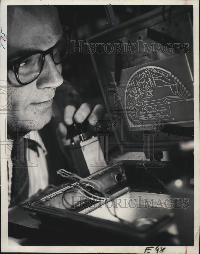 1972 Press Photo Dr A Nelson Wright looks closely at circuit board - tua22174-Historic Images