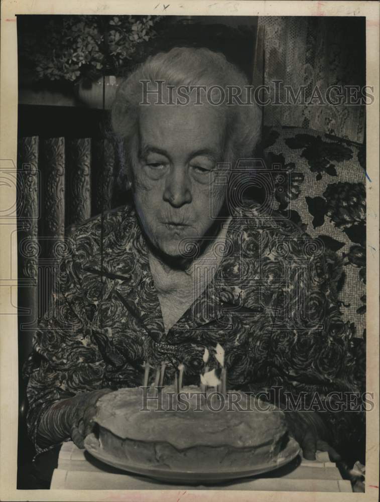 1967 Mrs. William J Hayes blows out the candles on 100th birthday - Historic Images