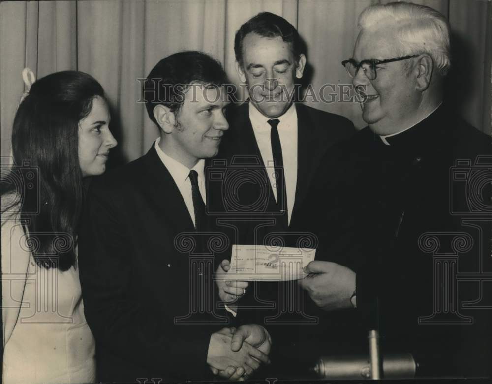 1969 Press Photo Reverend Louis Water with students in Morrisville, New York - Historic Images