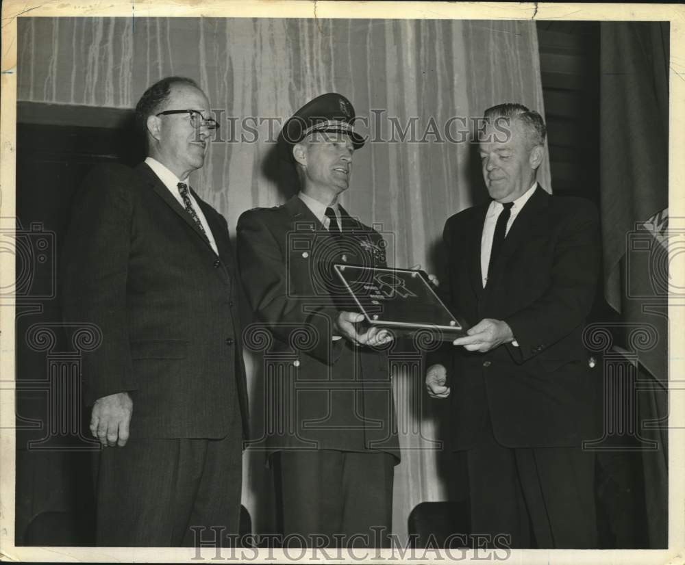 1960 Press Photo Leo W O'Brien (R) presents award to Colonel Walter Tisdale - Historic Images