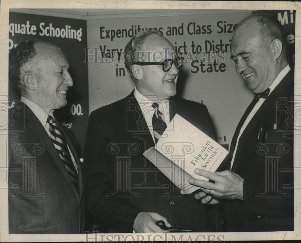 1970 Press Photo NY Commissioner Ewald B Nyquist speaks with Robert Bennett - Historic Images