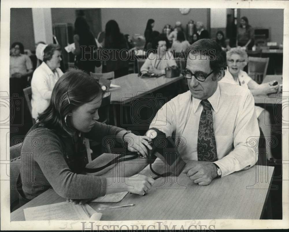 1972 Press Photo Nursing student takes blood pressure on Dr Edward Moseley in NY - Historic Images