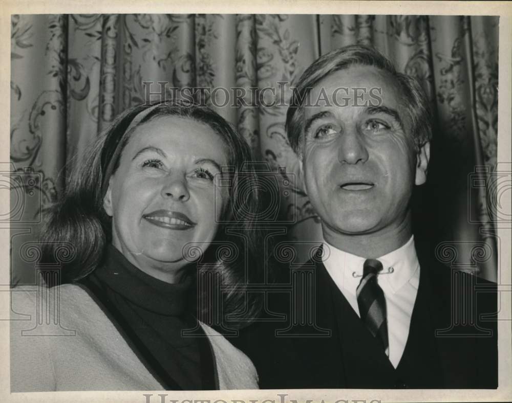 Press Photo Mr and Mrs Howard Samuels smile for a photo - Historic Images