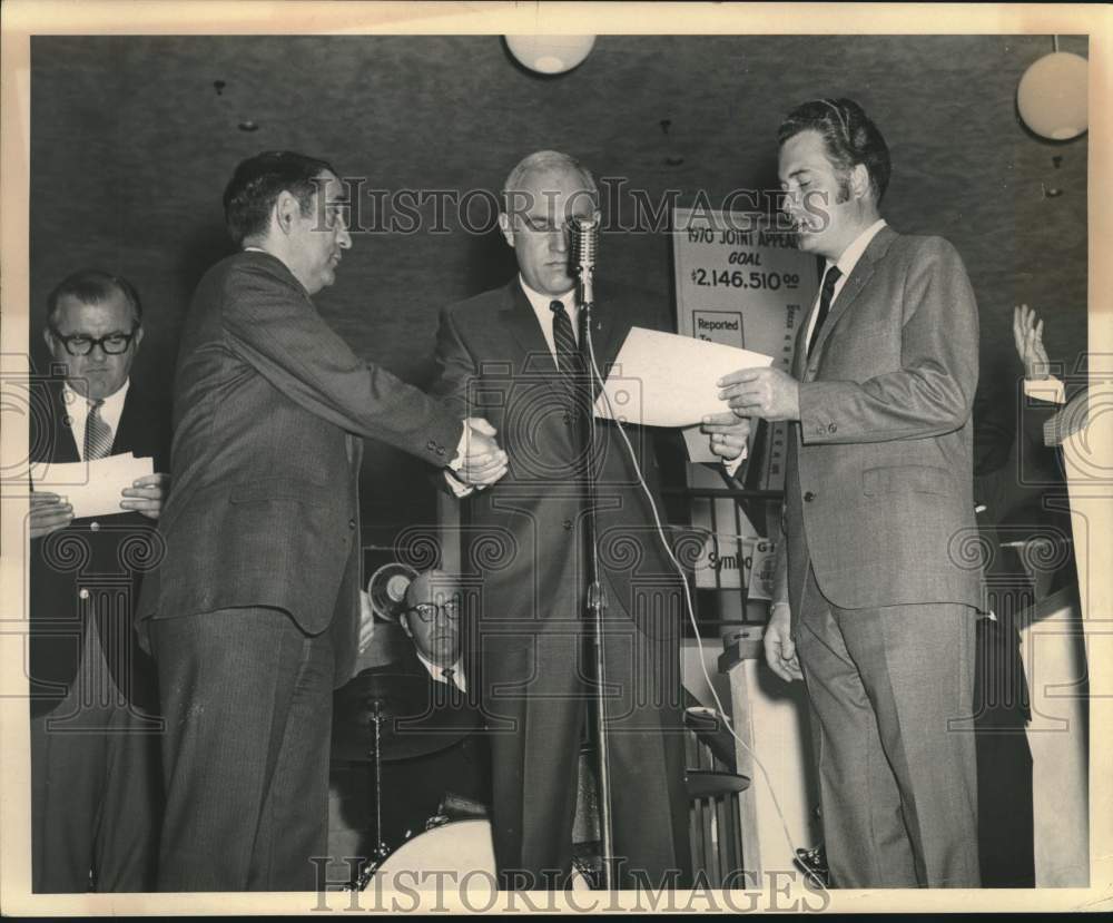 1969 Press Photo Members announce St Peter&#39;s Hospital fundraising amounts - Historic Images