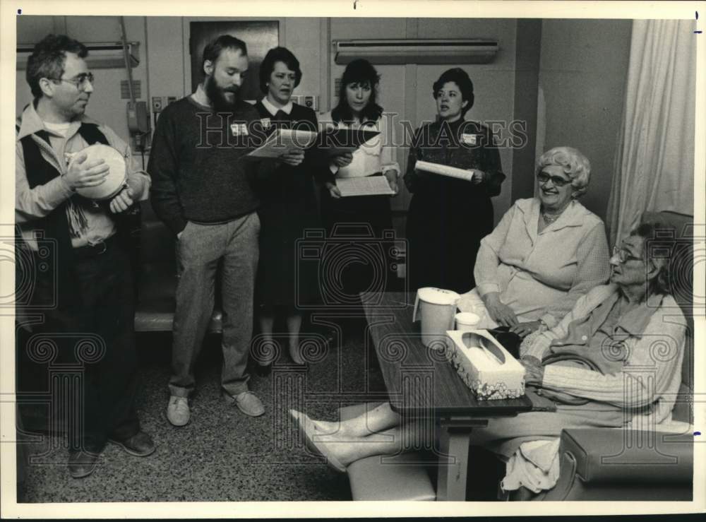 Press Photo Christmas carolers visits patents room at St Peter's Hospital Albany - Historic Images