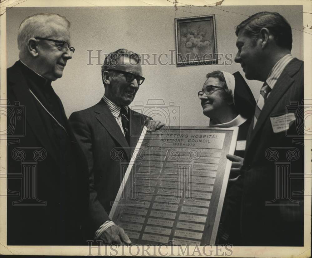 1971 Press Photo St. Peter's Hospital advising council with plaque, Albany, NY - Historic Images