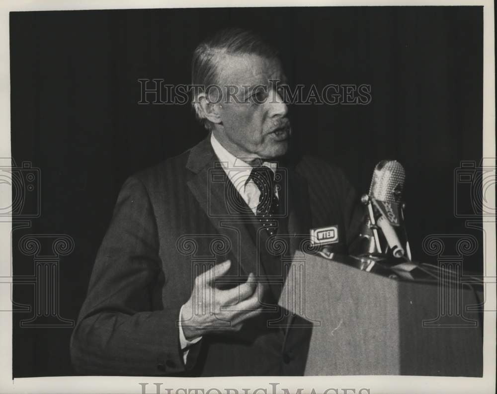 1972 Press Photo Harrison Salisbury speaks at Russel Sage College, New York - Historic Images