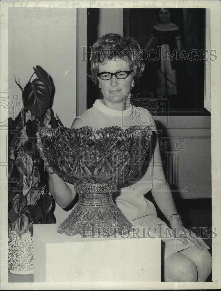 1971 Mrs Warren Sherley looks at large champagne bowl - Historic Images