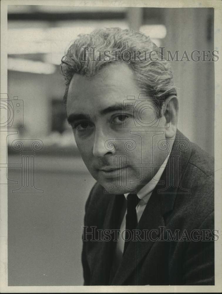 1967 Press Photo Frank Sheridan poses for photo - Historic Images