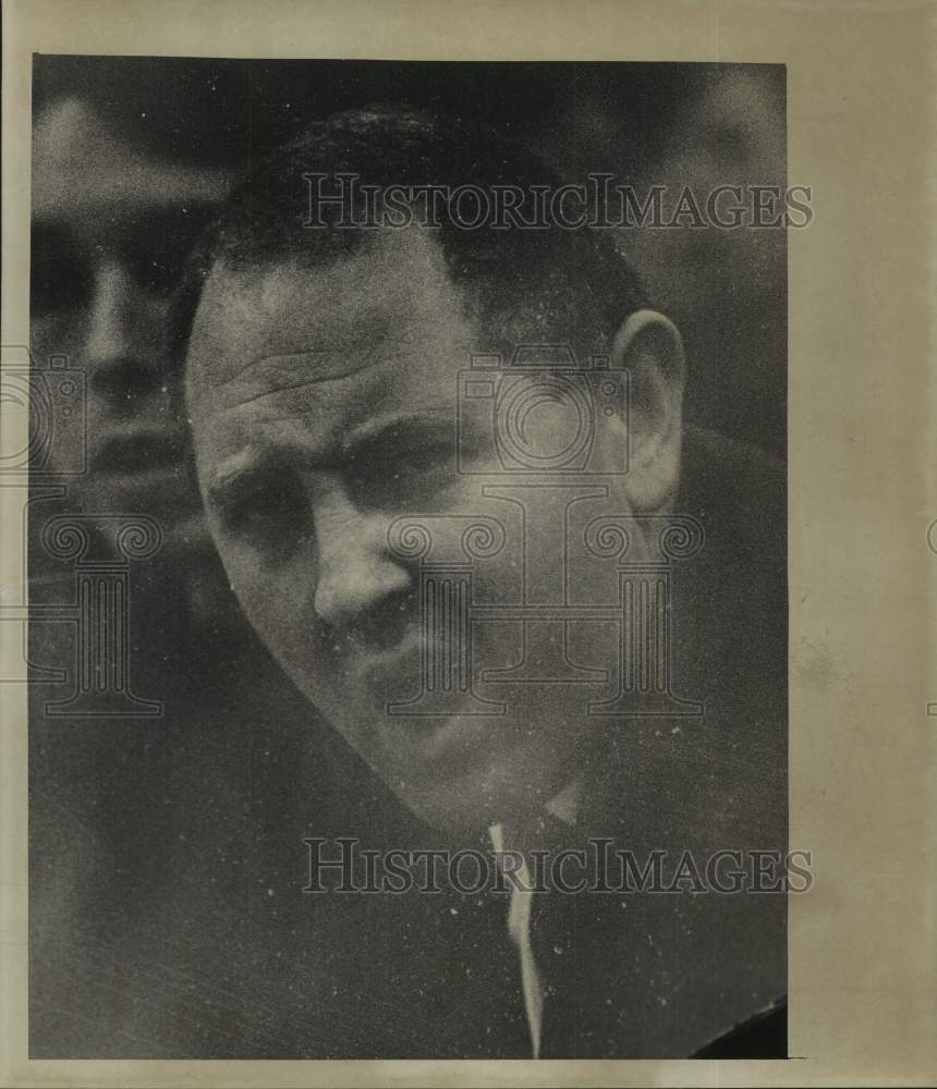 Press Photo Ron Sentz reacts to activity going on in front of him - tua23139- Historic Images