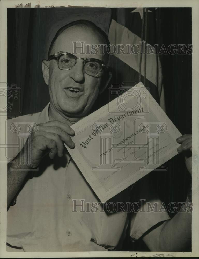 1964 Press Photo Roy A Seitz, mailman, holds up certificate from the Post Office - Historic Images