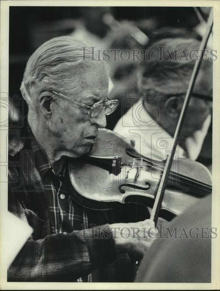  Senior citizen Edward Driscoll, Albany, New York plays the violin - Historic Images