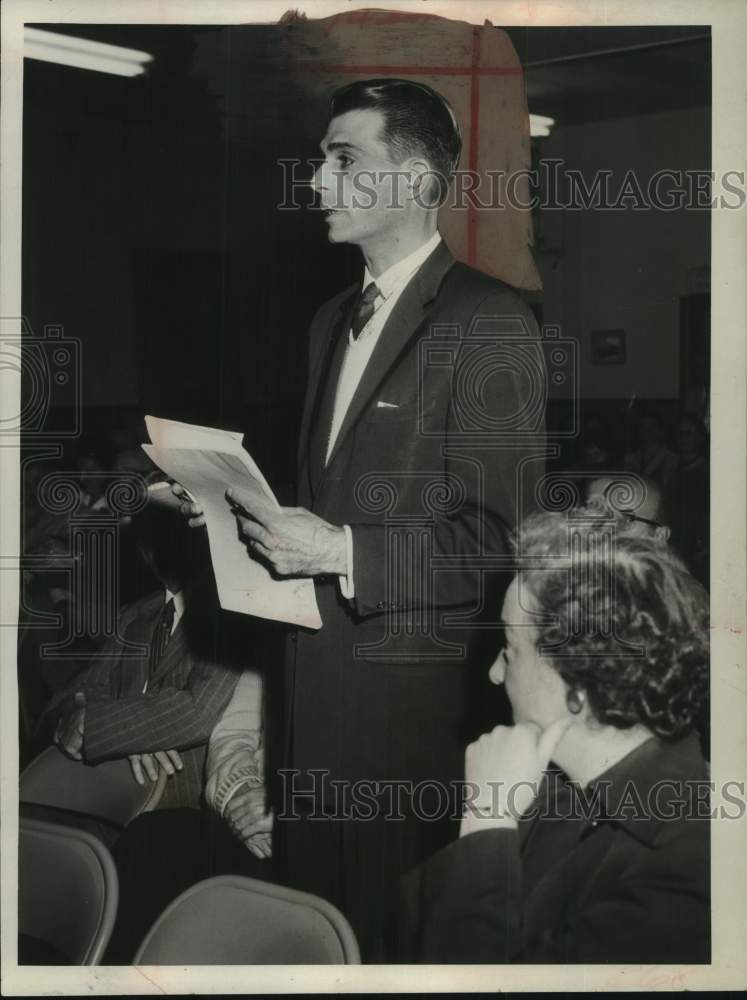 1960 Press Photo Saul Seideu at budget hearing in North Greenbush, New York - Historic Images