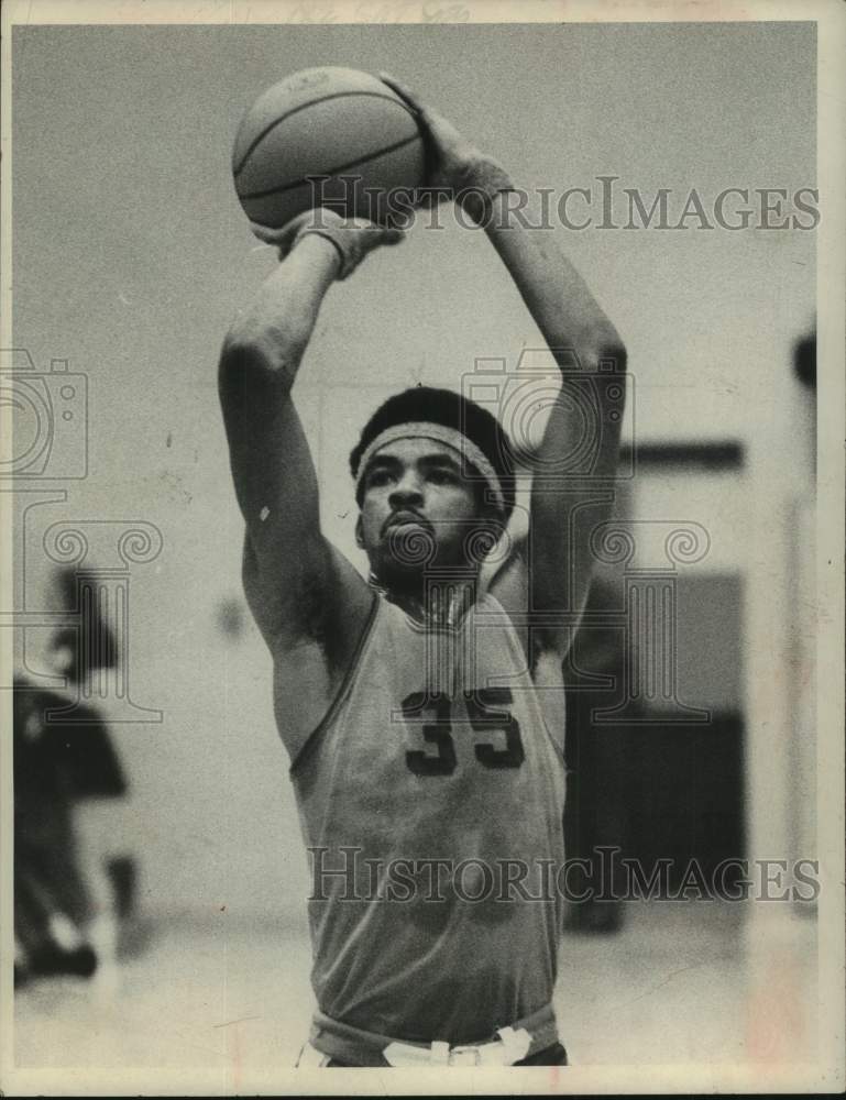1971 John O&#39;Neil shooting a basketball in New York - Historic Images