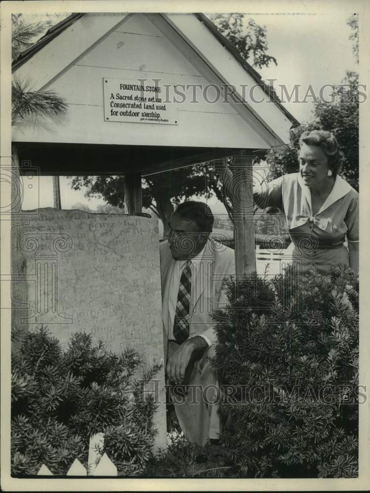 1961 Press Photo Festival officials with sacred Fountain Stone in New York - Historic Images