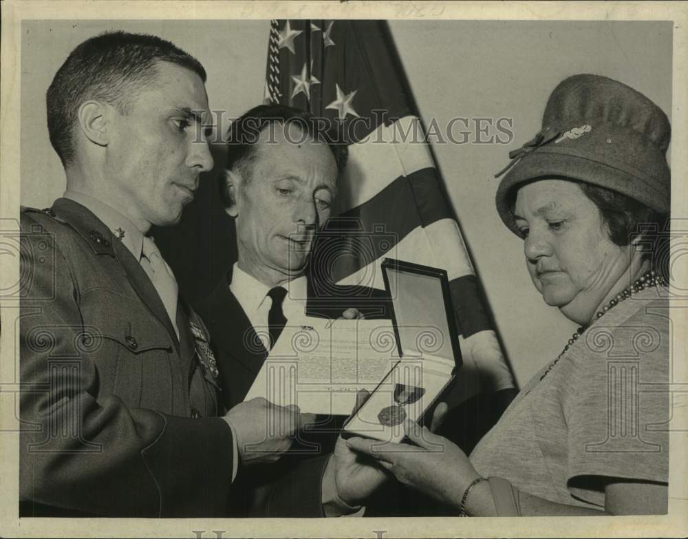 1966 Press Photo US Marine, Major Bruce Shore, receives medal in New York- Historic Images