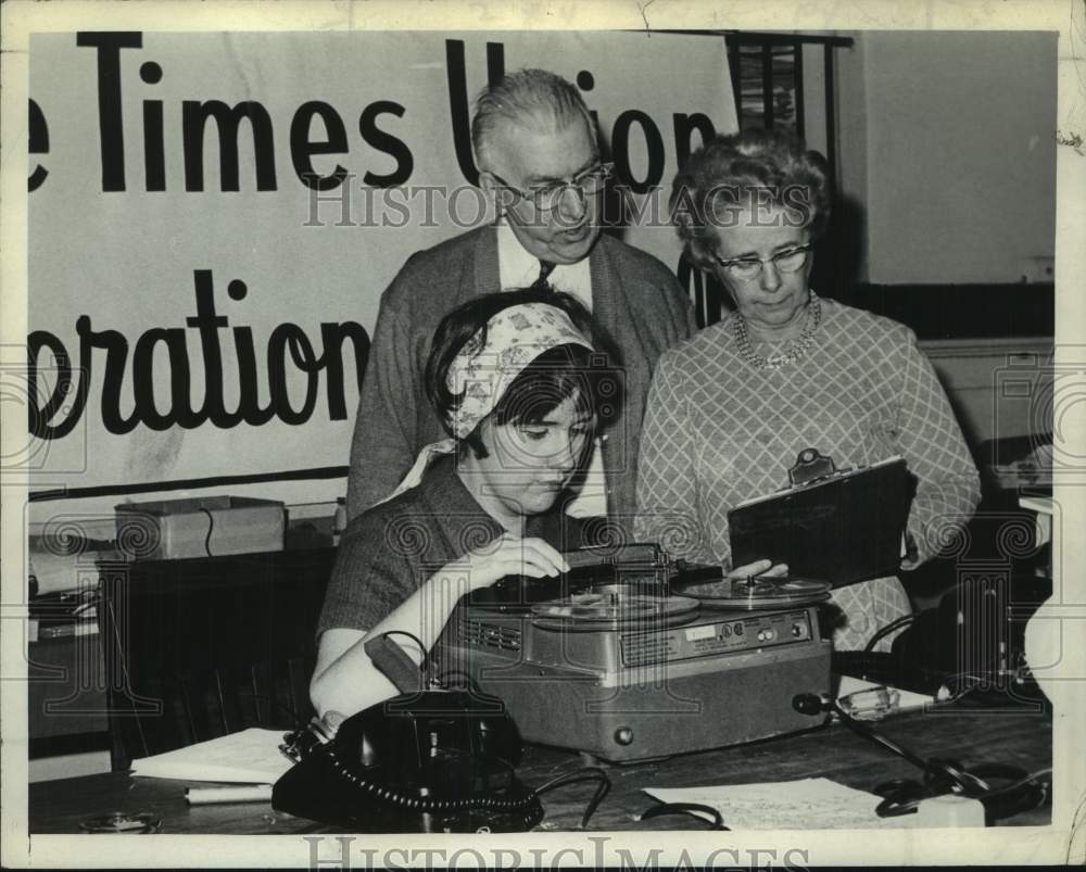 1971 Sloat family members make recording for Operation Goodwill - Historic Images