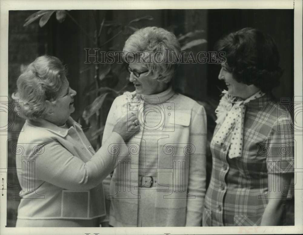 1974 Press Photo Mrs John S Wyld pins corsage on Mrs Warner Sherley - Historic Images