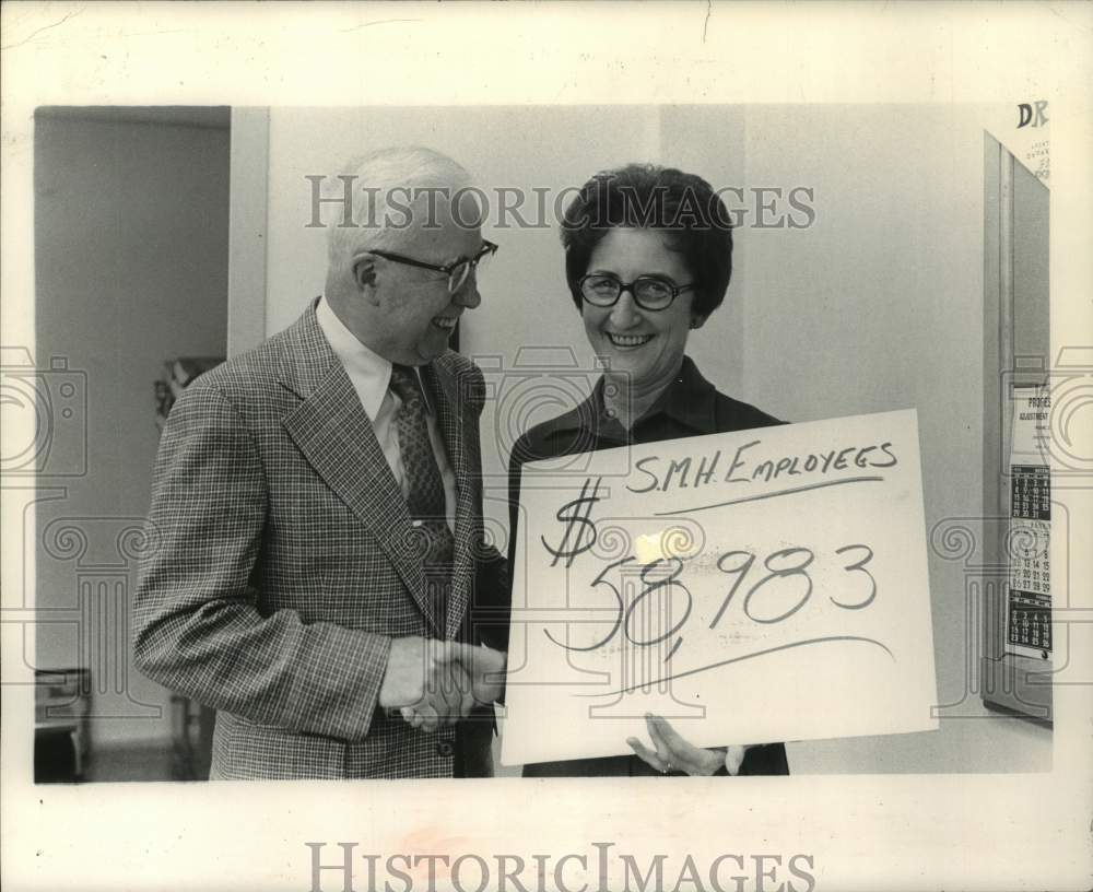 1975 Press Photo James Sage &amp; Mildred Lapp with fundraising sign in New York - Historic Images