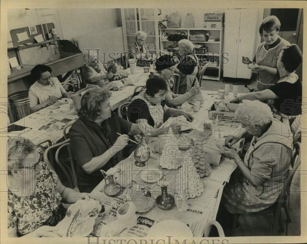 Press Photo Ladies work on ceramics during class at Albany Senior Citizen Center - Historic Images