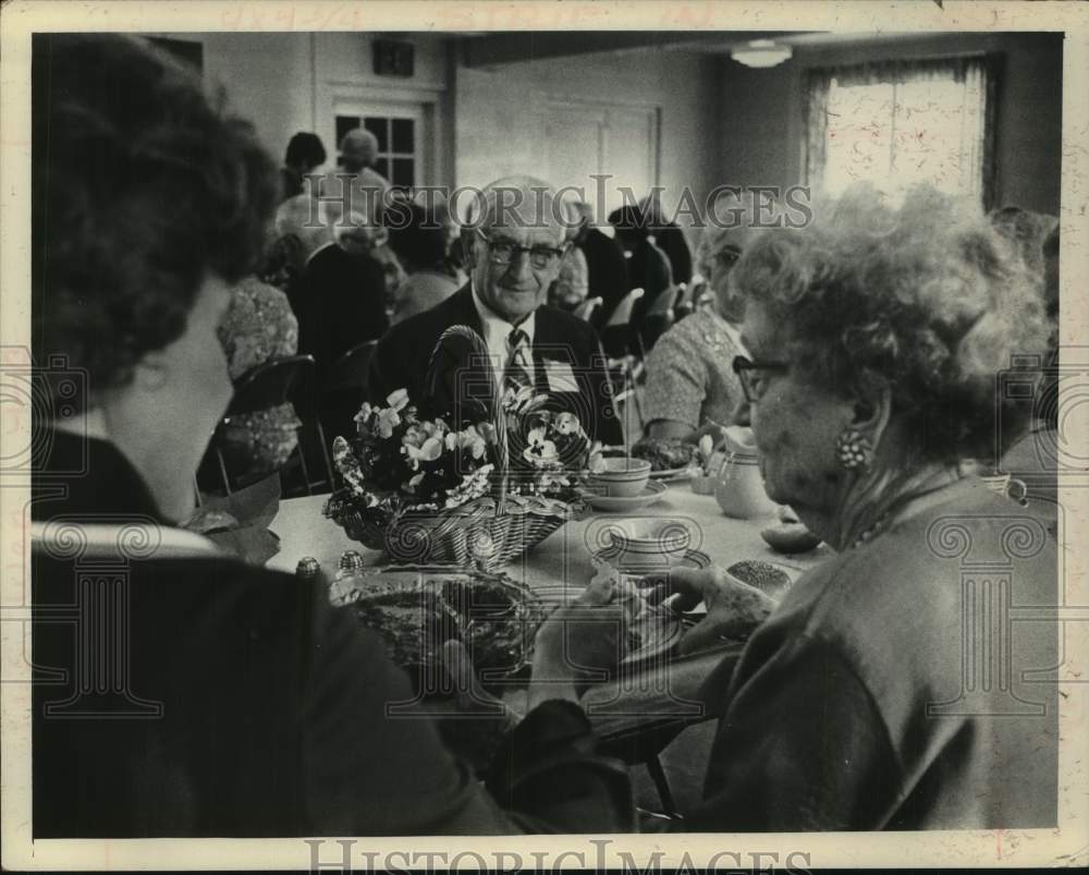 1972 Press Photo Senior citizens get together for luncheon at center - Historic Images