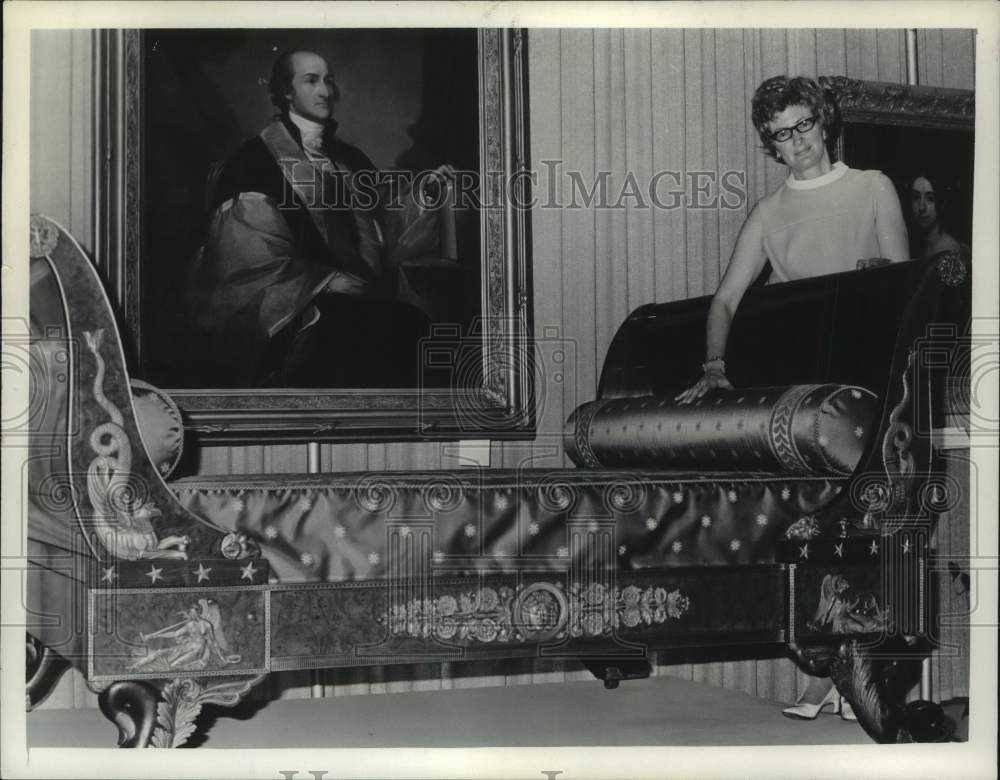 1972 Press Photo Mrs. Warren Shirley shows off chaise lounge in New York home-Historic Images