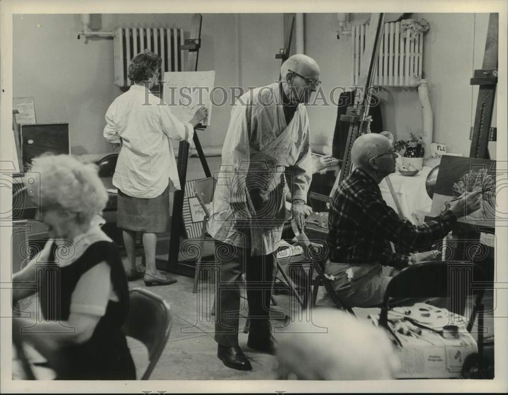 Press Photo Charles Sheridan teaches Senior Citizens Art Class in Albany, NY - Historic Images