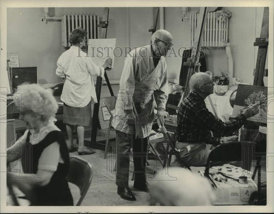 Press Photo Charles Sheridan teaches Senior Citizens Art Class in Albany, NY - Historic Images