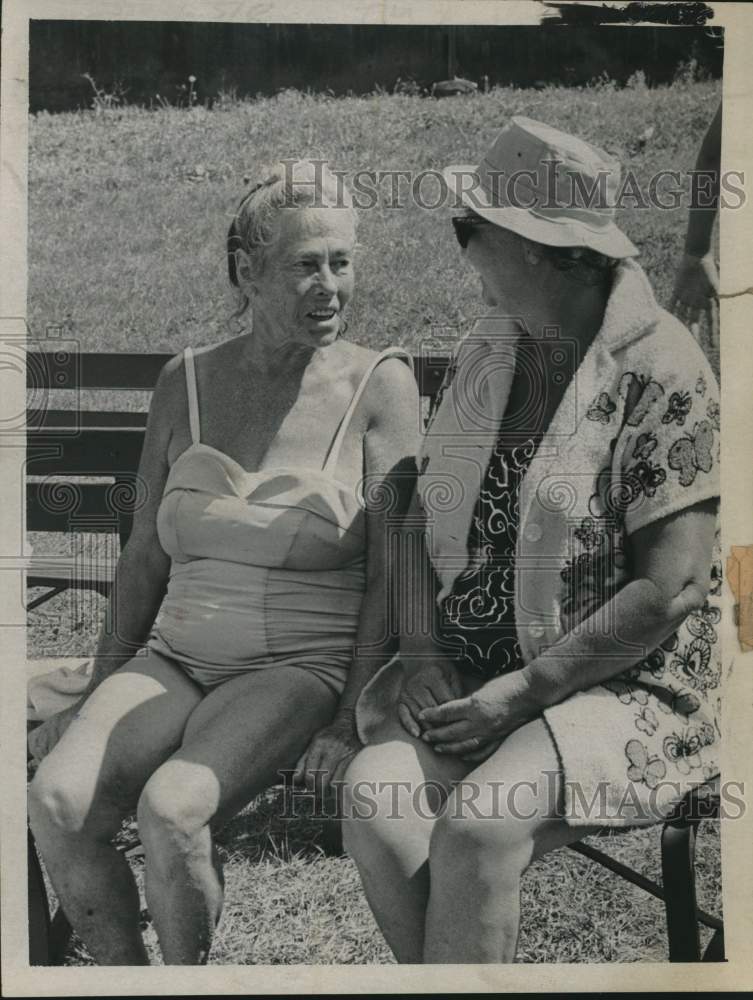 1971 Press Photo Ladies chat on park bench in Lincoln Park, Albany, New York - Historic Images