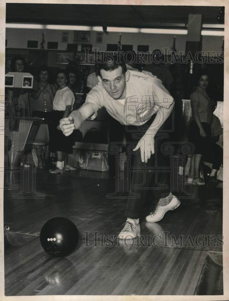 1965 Press Photo Women watch Joe Lochner at New York bowling alley - Historic Images