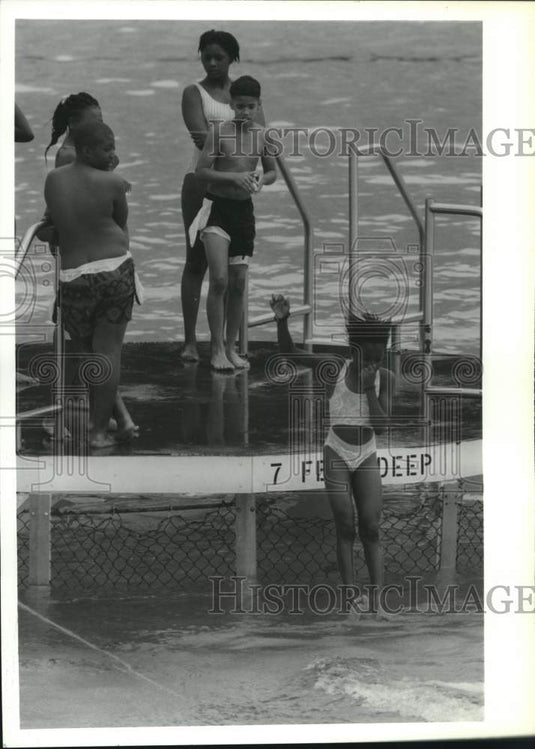 1994 Kids playing in swimming pool at Lincoln Park, Albany, New York - Historic Images