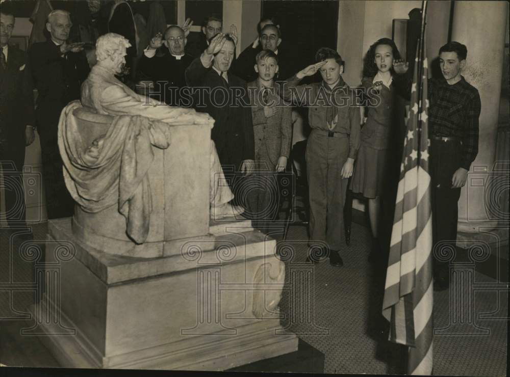 1945 Press Photo Group visits Abraham Lincoln statue in New York - Historic Images