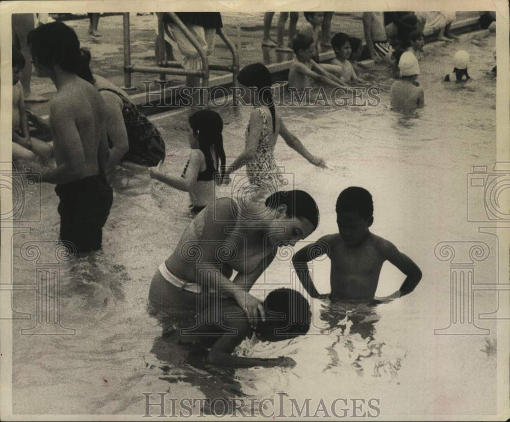 1973 Kids learn breathing skills at Lincoln Park pool from Red Cross - Historic Images