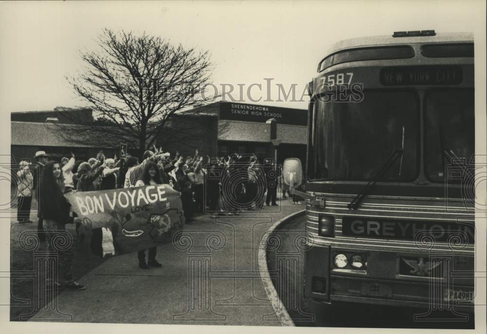 1989 Group sees New York high school students off for Russia trip - Historic Images