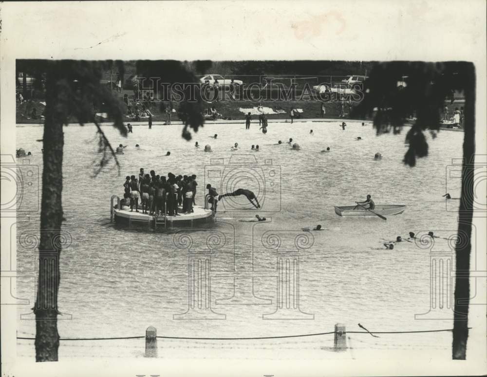 1982 Kids swimming in Lincoln Park, Albany, New York - Historic Images