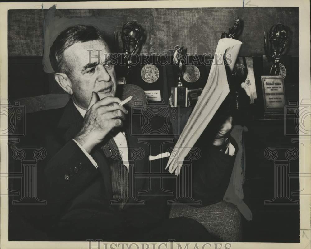 1960 Press Photo Max Liebman sits in chair reading paper and smoking cigarette - Historic Images