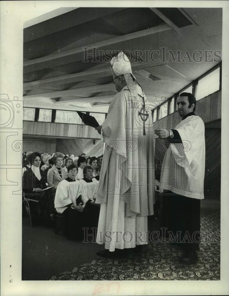 1974 Press Photo Bishop Broderick conducts Mass at St Bonaventure Church, NY - Historic Images