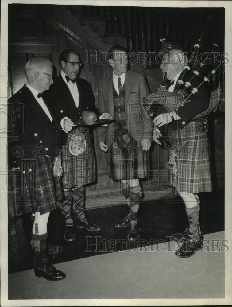 1971 Press Photo Bagpiper plays during ceremony at St. Andrews Society, New York - Historic Images