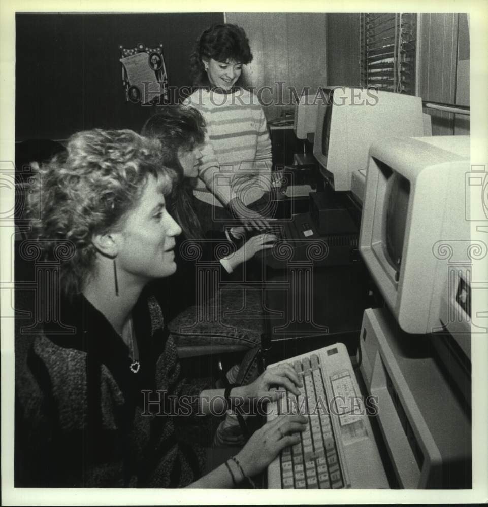 Press Photo Women working in computer room at St. Anne's Institute, Albany, NY - Historic Images