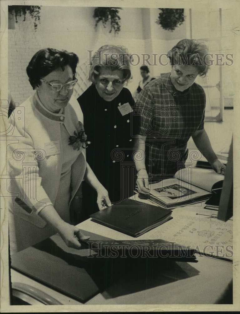 1970 Press Photo Conventioneers look over table of books in New York - Historic Images