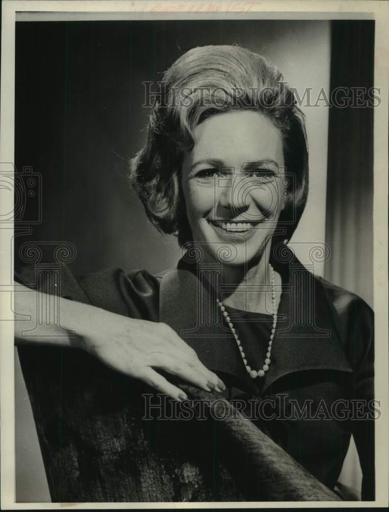 1964 Press Photo Aline Saarinen, Art Critic, New York Newspaper - Historic Images