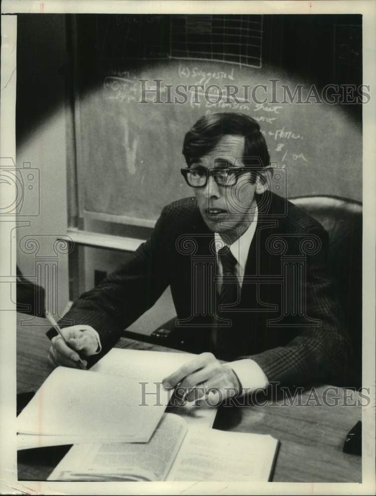 1972 Press Photo William J. Ryan at desk in New York classroom - Historic Images