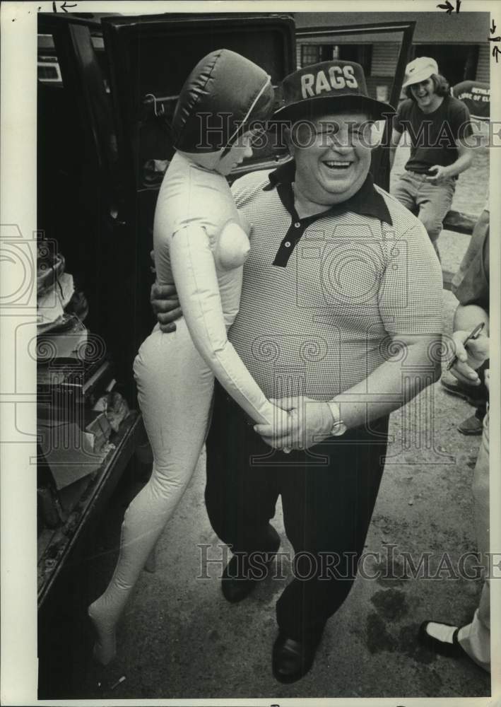 1975 John "Rags" Kyba dances with inflatable doll in New York - Historic Images