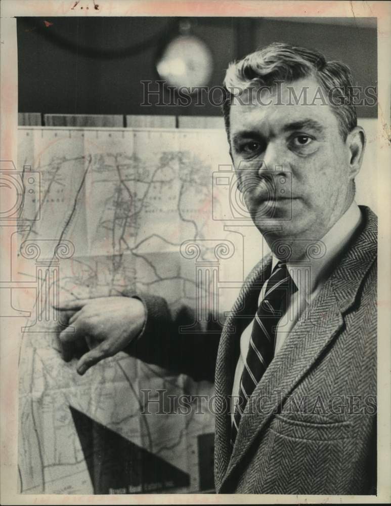 1975 Press Photo Cornelius A. Ryan points to spot on map in New York - Historic Images