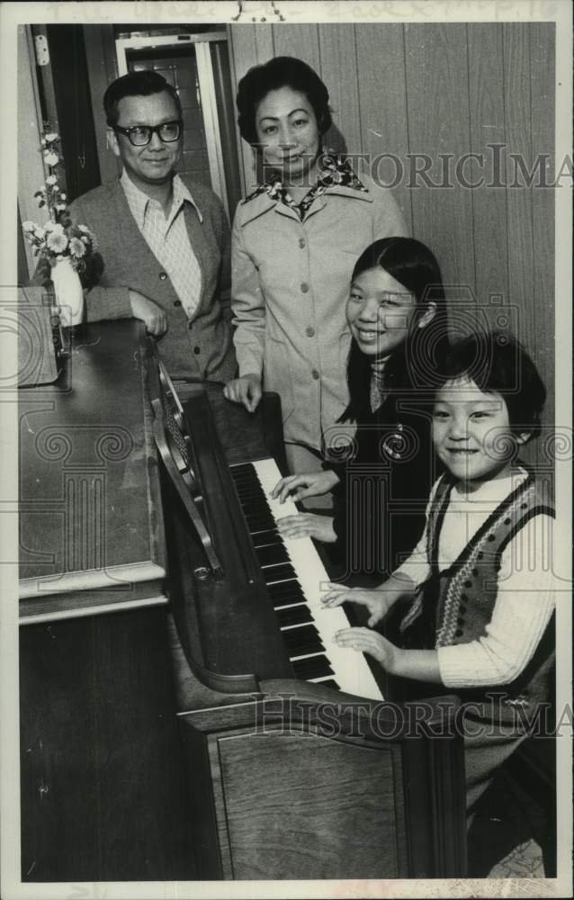 1975 Press Photo Mr and Mrs Thomas Shea watch their children play piano at home - Historic Images