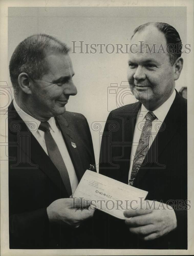 1967 Businessman donates $400 to US Ski Team in New York - Historic Images