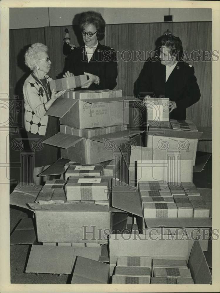 1972 Gifts being packed for servicemen at Salvation Army in New York - Historic Images